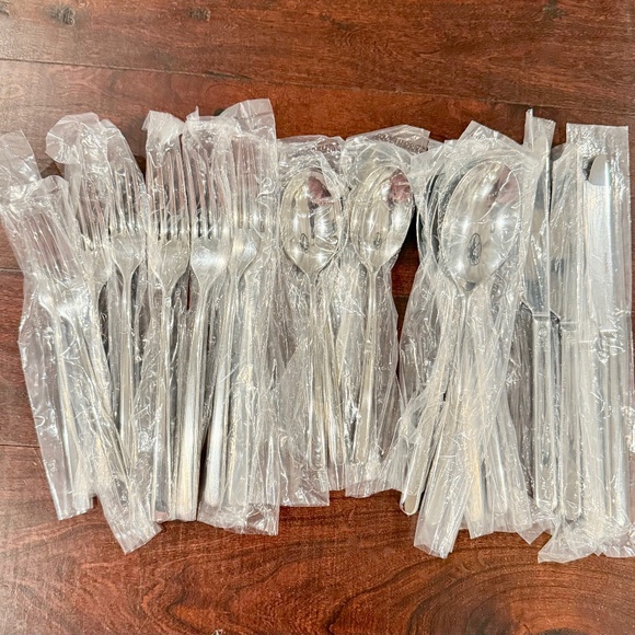 New! Quince x Sambonet Gia Minimalist 20 Piece Flatware Set - Picture 5 of 8